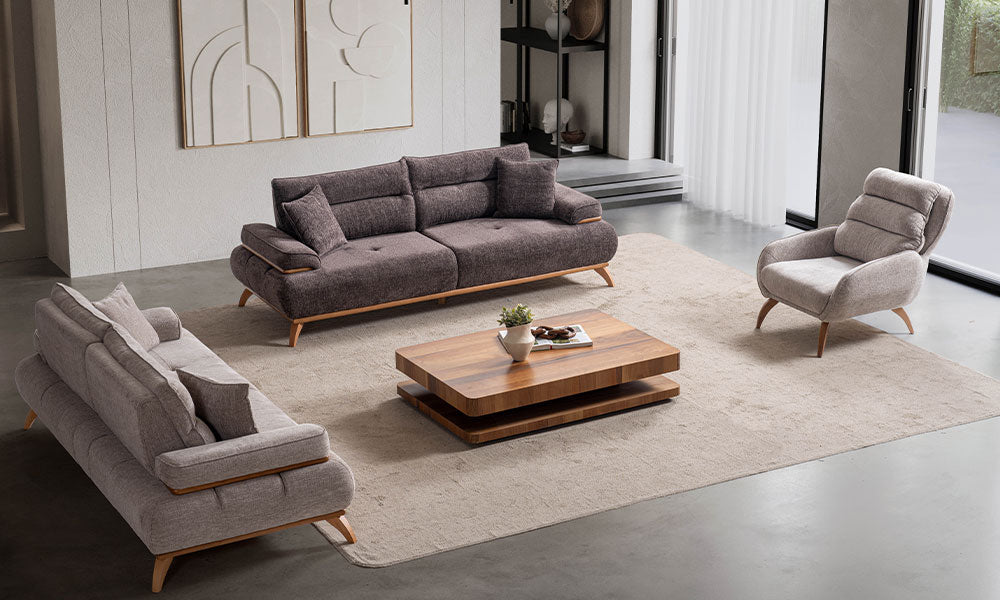 Enos Modern Koltuk Takımı'nın hareketli kolçak yastıkları, ahşap ayakları ve kumaş dokusunu vurgulayan üst açıdan genel görünümü.