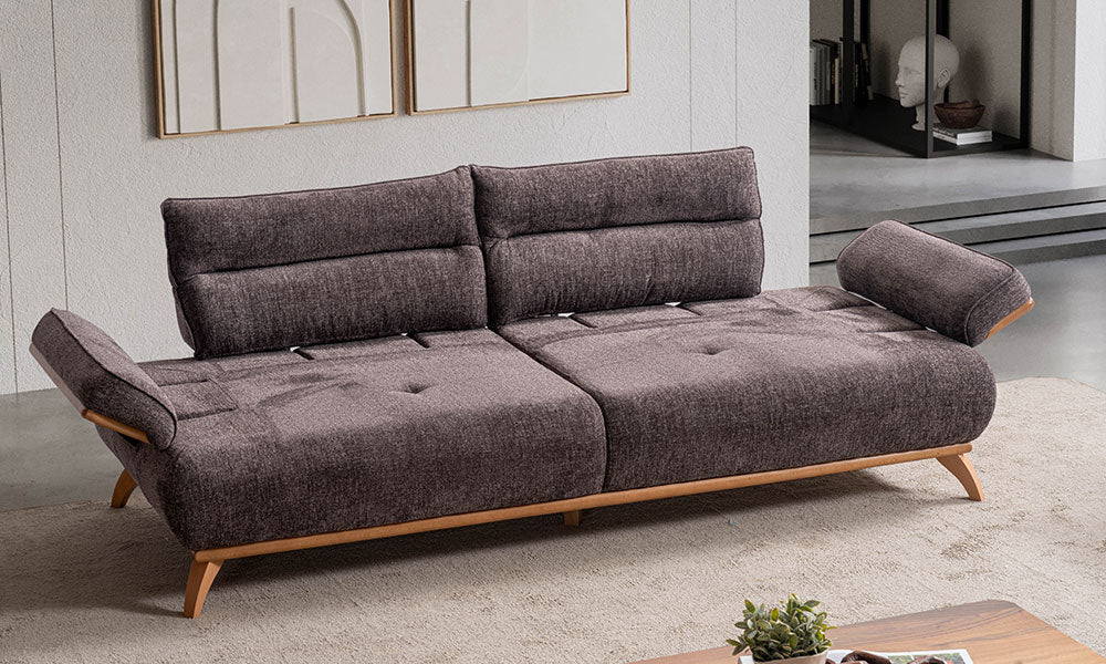 Enos Modern koltuğun yatağa dönüşmüş ve ayarlanabilir kolçakları olan yandan geniş görünümü, açılı ahşap ayaklar vurgulanmıştır.