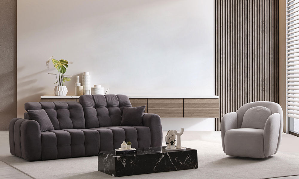 Modern bir salonda, Enzo koleksiyonuna ait kapitoneli ve motorlu antrasit üçlü koltuk ile 360 derece döner berjer.