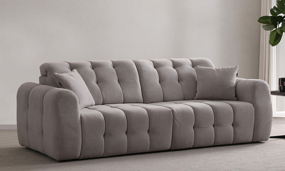 Enzo Modern üçlü koltuğun açık gri (bej) renkli, puf tasarımlı ve kapitoneli modern salon görünümü.