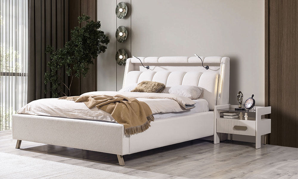 Eudora Modern Karyola; esnek (flexible) siyah okuma lambalı ve yan led şeritli krem başlık, modern ayak yapısı ve teknolojik yatak tasarımı.