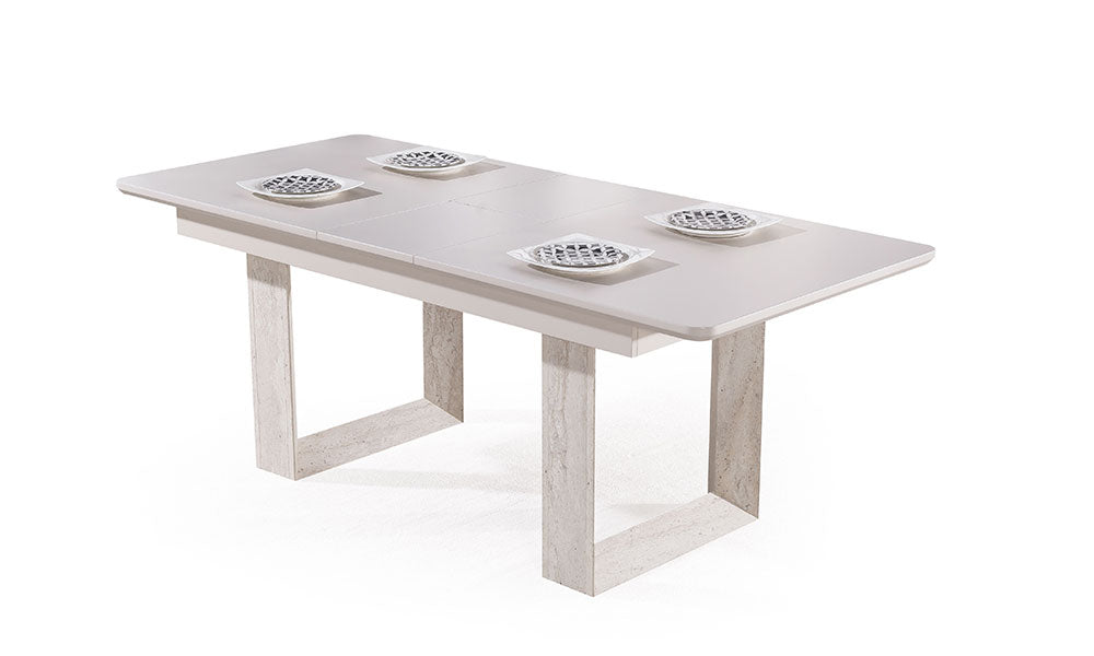 Eudora yemek masasının üstten görünümü; ortadan genişleyen teleskopik mekanizma, ek parça ile büyüyen yüzey ve mat leke tutmayan kaplama.