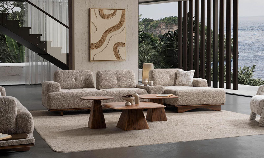Bej Eva Modern Köşe Koltuk, geniş oturumları, uzanma modülü, ahşap sehpası ve deniz manzaralı modern salon dekorasyonuyla.