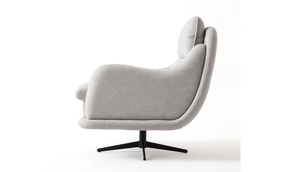 Fiesta Modern berjerin kavisli kolçak yapısını, yüksek sırtını ve döner metal ayağını gösteren yan profil görünümü.