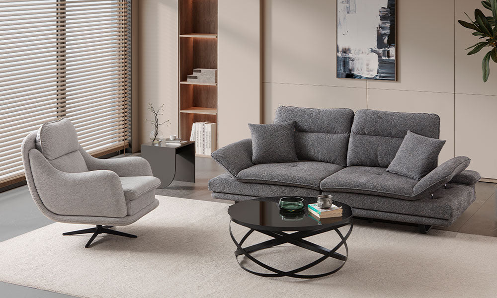 Modern bir salonda, Fiesta koleksiyonuna ait gri renkli üçlü koltuk ve döner berjerin şık ve konforlu duruşu.