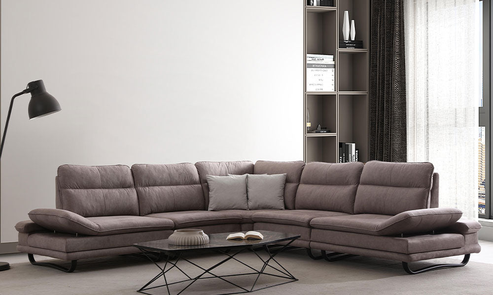 Fiesta Modern köşe koltuk takımının modern bir salondaki duruşu; kahverengi kumaşlı ve metal ayaklı tasarım.