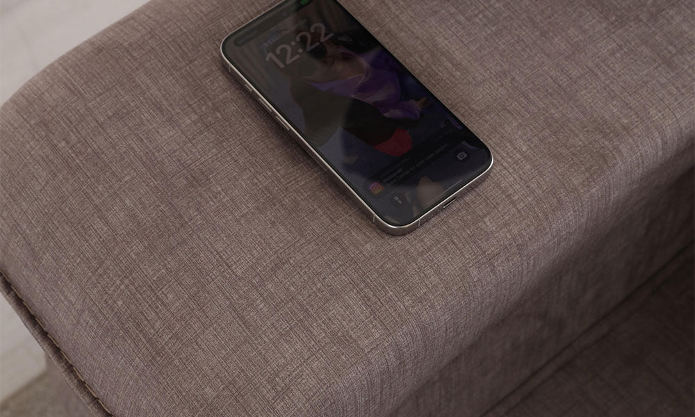 Fiesta Modern köşe koltuk takımının puf modülü ve kolçaktaki USB şarj ünitesinin yakın çekim detayı.