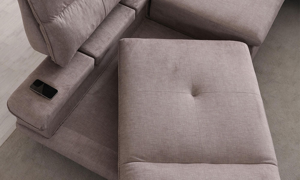 Fiesta Modern köşe koltuğun dokulu kahverengi kumaşının ve kolçaktaki USB şarj bölümünün yakın çekim detayı.