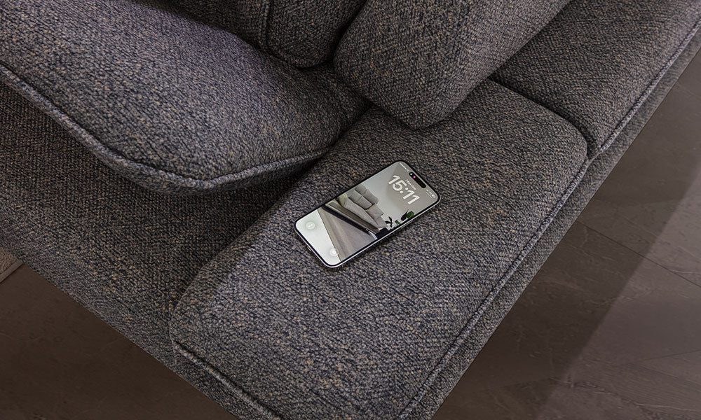 Fiesta Modern üçlü koltuğun kolçak kısmındaki entegre kablosuz şarj (wireless charging) ünitesinin ve kumaş dokusunun yakın çekim detayı.