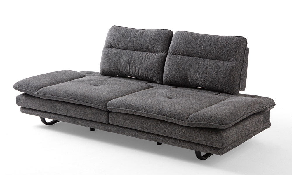 Fiesta Modern üçlü koltuğun motorlu ayak uzatma mekanizması açıkken yandan görünümü ve metal ayak detayı.