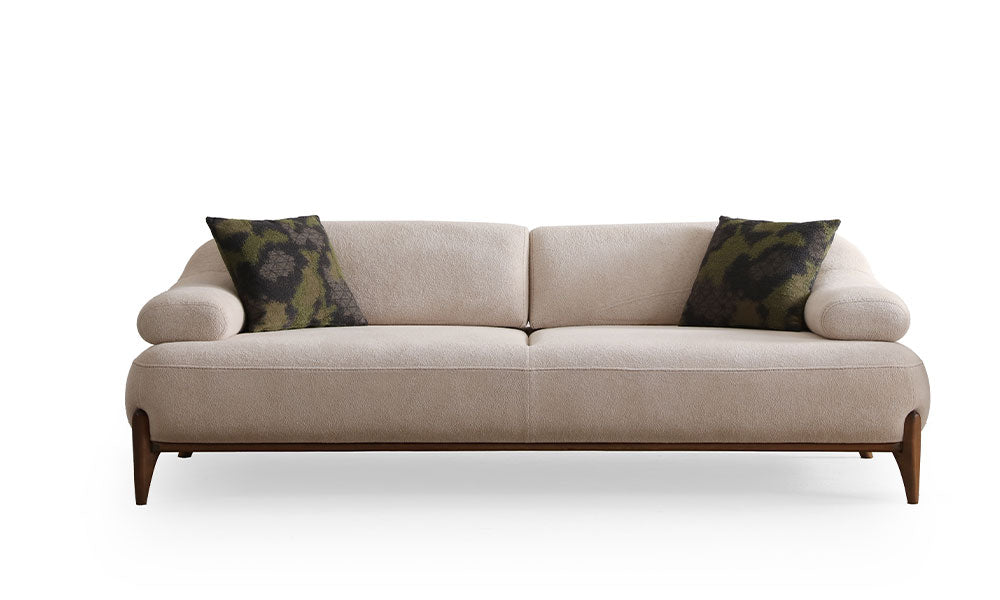 Fiore Modern krem üçlü koltuk, desenli kırlentleri ve ahşap ayaklarıyla önden görünüm.
