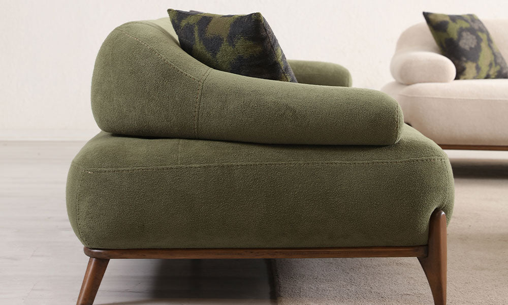 Fiore Modern yeşil koltuğun yandan kolçak, gövde ve ahşap ayak görünümü.