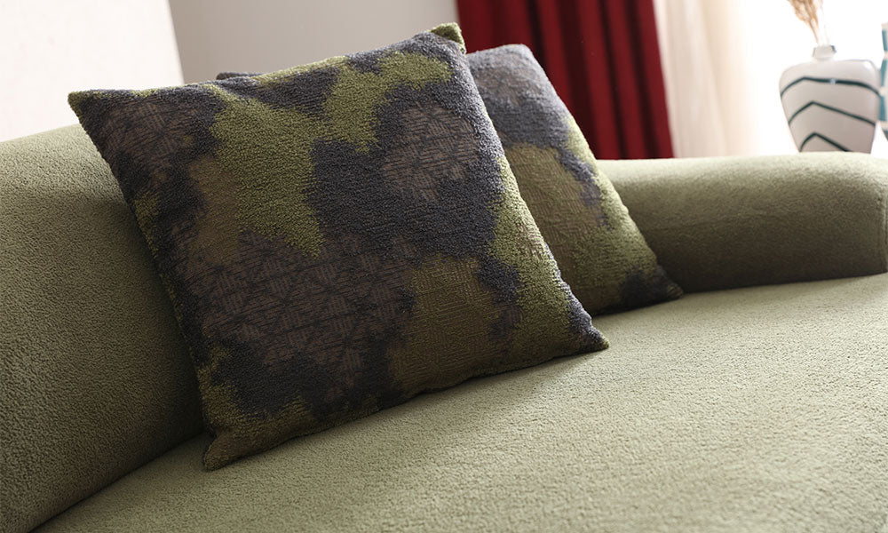 Fiore Modern koltuğun yeşil, siyah ve kahverengi desenli kırlent detayı.