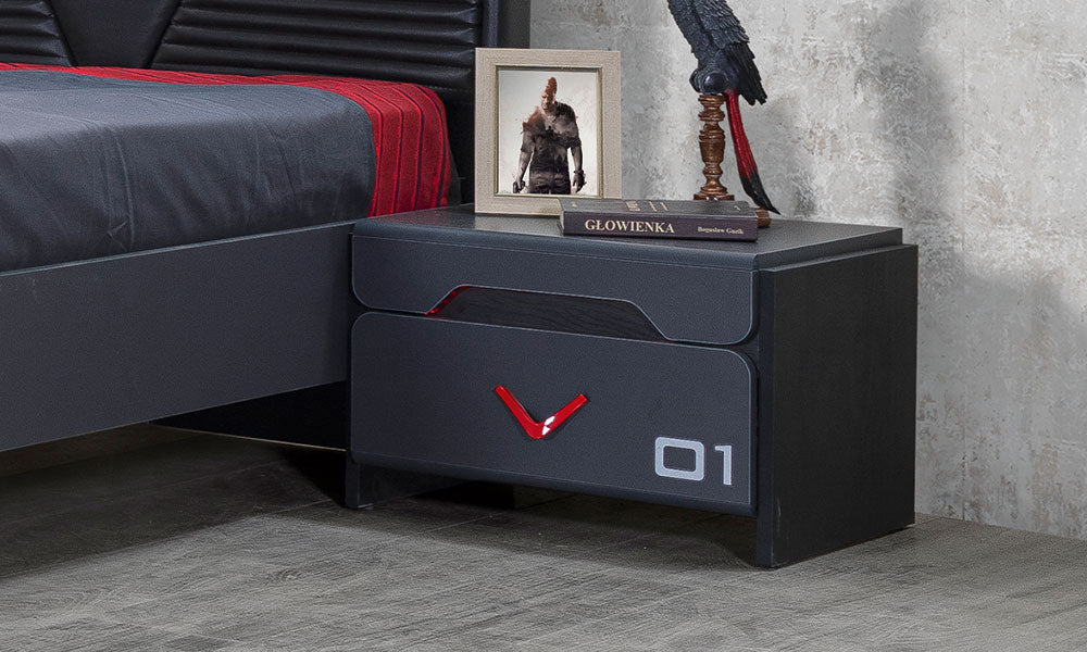 Gamer serisi komodin; mat siyah gövde, V şeklinde kırmızı kulp detayı, "01" grafik baskısı ve modern oyuncu odası yan sehpa tasarımı.