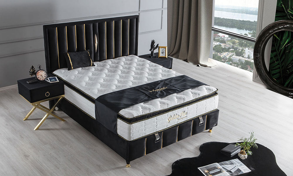 Golden modern baza başlık yatak seti; siyah kadife döşeme, beyaz yatak, gold detaylar ve modern yatak odasında üst açıdan görünüm