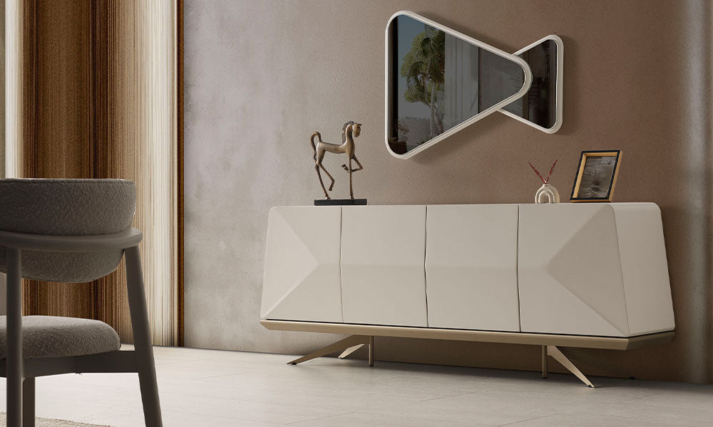 Vakko Modern Konsol'un yüksek parlaklıkta bej lake kaplamalı, geometrik desenli gövdesi ve üzerindeki asimetrik üçgen formlu dekoratif ayna seti.