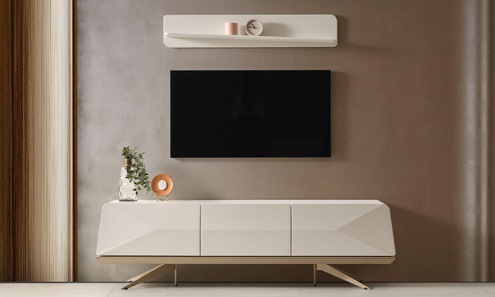 Vakko Modern TV Ünitesi'nin bej lake kaplamalı, geometrik desenli alt modülü, gold ayakları ve duvara monte minimalist raf ünitesi.