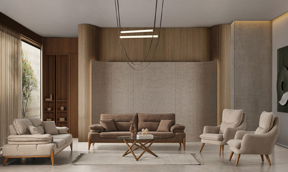 Modern bir salonda, Hayalim koleksiyonuna ait ahşap bazalı üçlü koltuk, ikili koltuk ve iki adet berjerin tam takım önden görünümü.