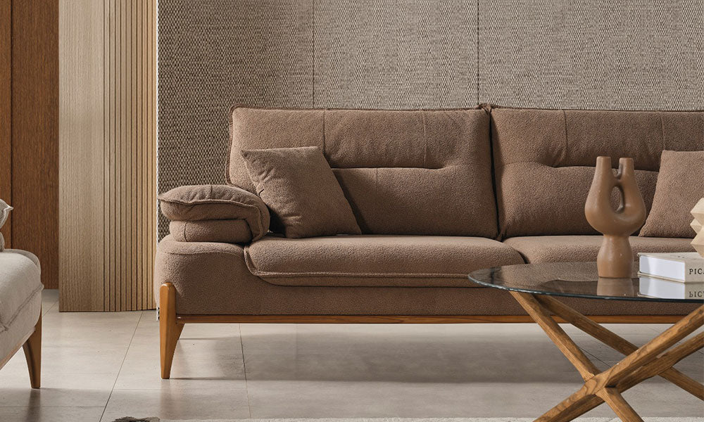 Kahverengi Hayalim Modern üçlü koltuğun kumaş dokusunu, ahşap bazasını ve hareketli kolçak yastığını gösteren yakın çekim.