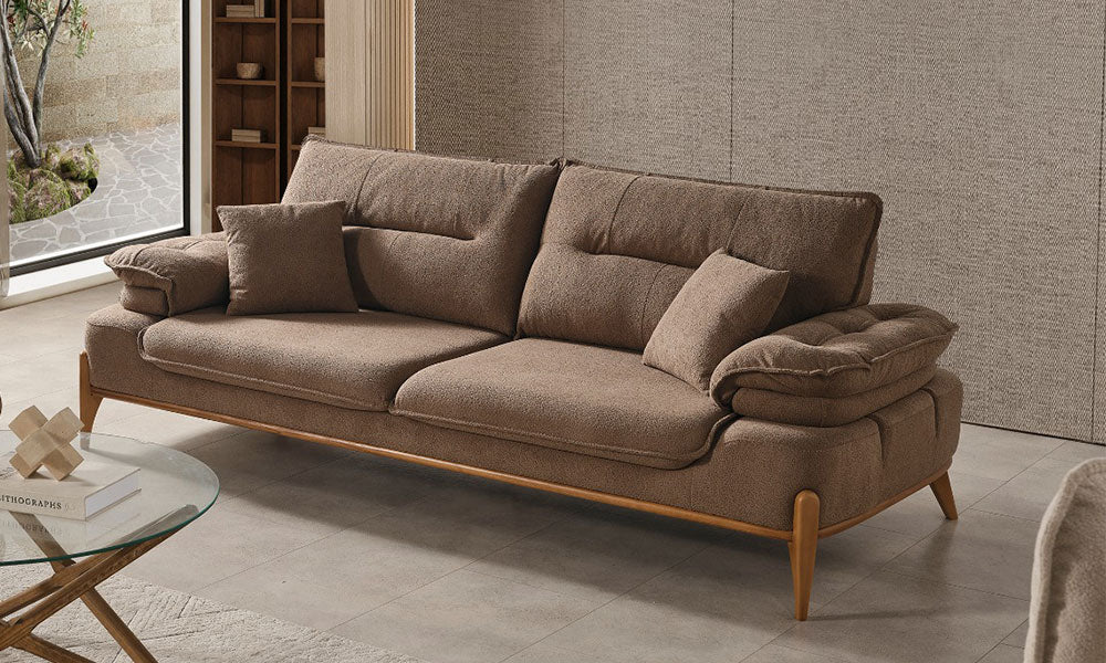 Kahverengi Hayalim Modern üçlü koltuğun ahşap bazalı, hareketli kolçaklı ve yumuşak minderli modern salon duruşu.