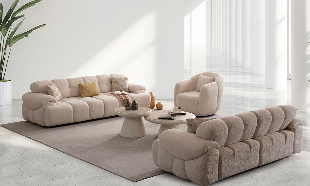 Hestia Modern koltuk takımının aydınlık ve minimalist bir alandaki heykelsi ve modüler tasarımı.