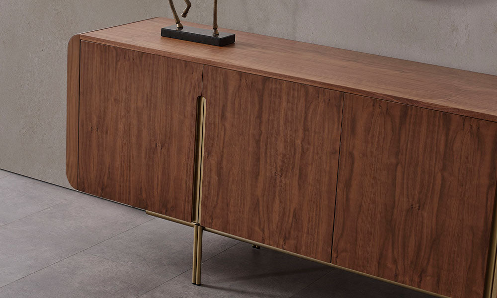 Helyos Modern Konsol, ceviz tonlu MDF kapakları, yuvarlatılmış köşeleri ve gold metal detaylarının yakından görünümü