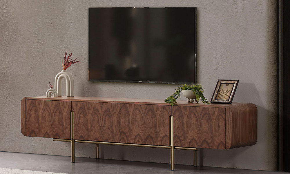 Helyos Modern MDF TV Ünitesi, ceviz desenli gövdesi, yuvarlak köşeleri ve gold metal ayaklarıyla çapraz görünüm