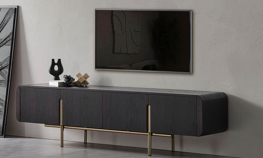 Helyos Plus Modern MDF TV Ünitesi, koyu ceviz gövdesi, dört kapaklı yapısı ve gold metal ayaklarıyla salon görünümü