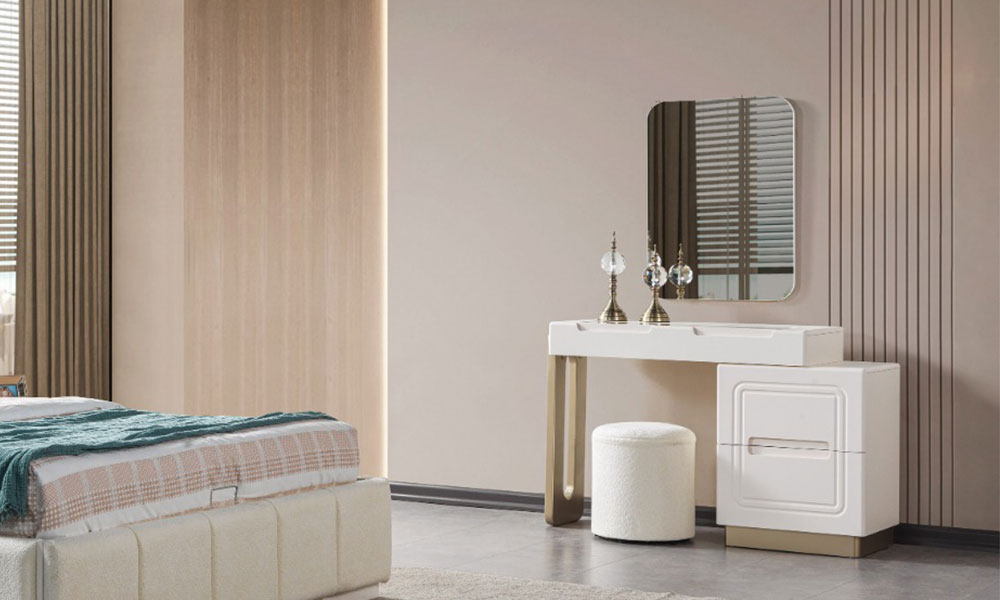 İklim Modern Şifonyer'in (Makyaj Masası) yatak odasındaki görünümü; asimetrik tasarım, metalik bazalı modüller, ayna ve puf.