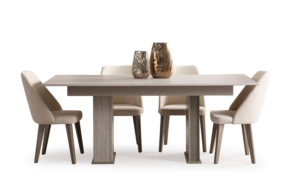 İnci Modern Yemek Masası kapalı form; açık renk doğal ahşap damarlı üst tabla, sarsılmaz kalın kolon ayak sistemi ve bej ergonomik sandalyeler.