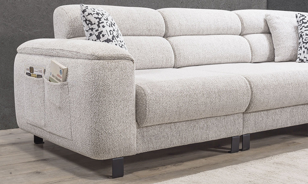 Modern koltuk kumaş detayı; dergi ve kumandalar için kolçağa entegre pratik yan cepler, açık renk kalın dokuma kumaş ve metal ayak.