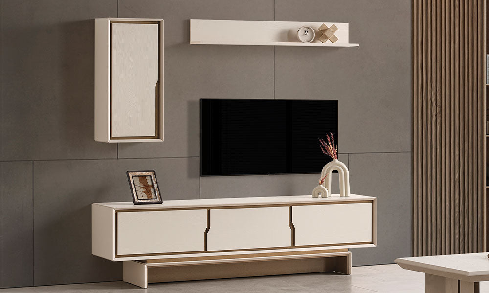 İpek Modern TV Ünitesi'nin ahşap detaylı üç kapaklı alt sehpa, dikey dolap ve raf üniteleriyle duvardaki tam takım görünümü.