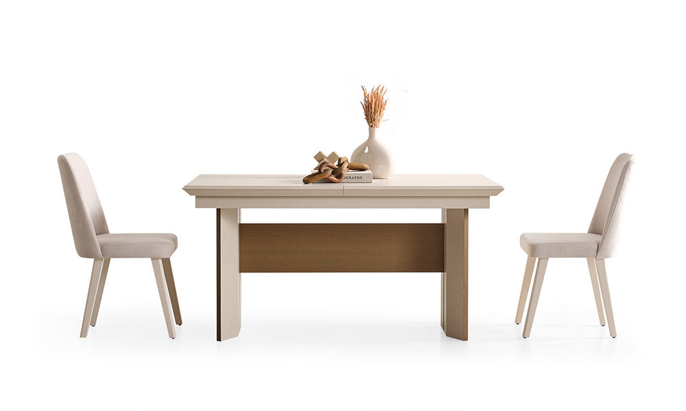 İpek Modern Yemek Masası'nın kapalı haldeki yekpare tablası, kalın baza ayakları ve krem renkli sandalyelerle stüdyo görünümü.