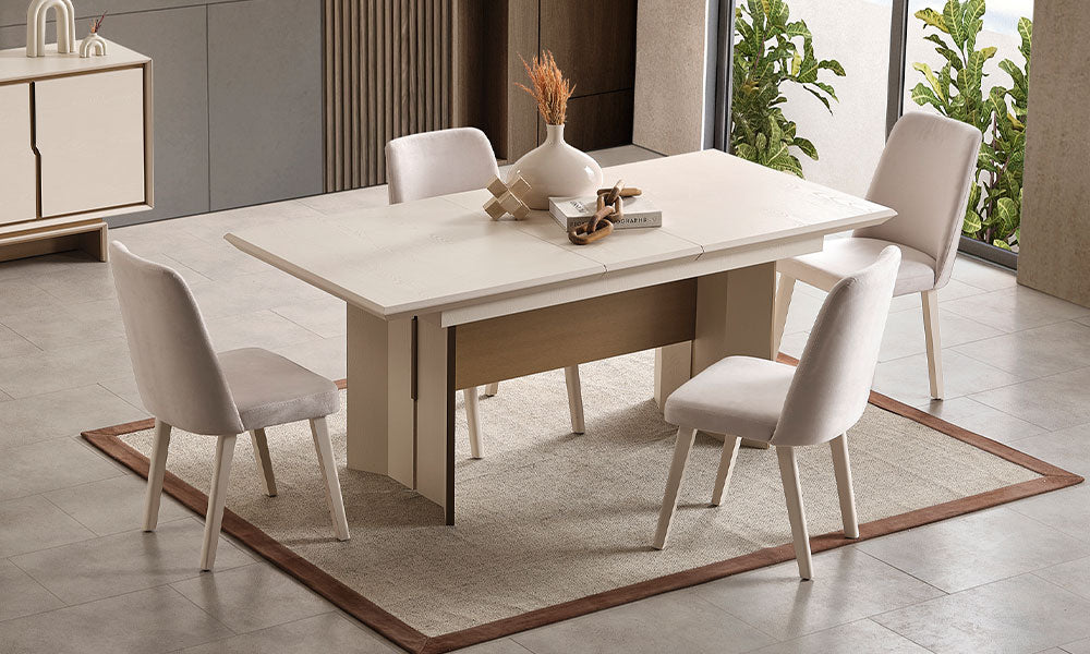 İpek Modern Yemek Masası'nın açılır, bej tonlardaki üst tablası ve krem kadife kaplı sandalyelerle modern yemek odası yerleşimi.