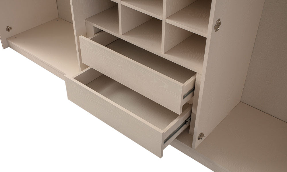 İznik Modern gardırobun iç bölümündeki teleskopik raylı iki adet çekmecenin ve küçük bölmelerin yakın çekim detayı.