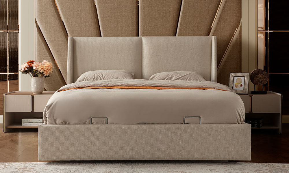 İznik Modern bazalı karyolanın kumaş döşemeli yüksek başlığı ve entegre komodinleriyle birlikte önden görünümü.