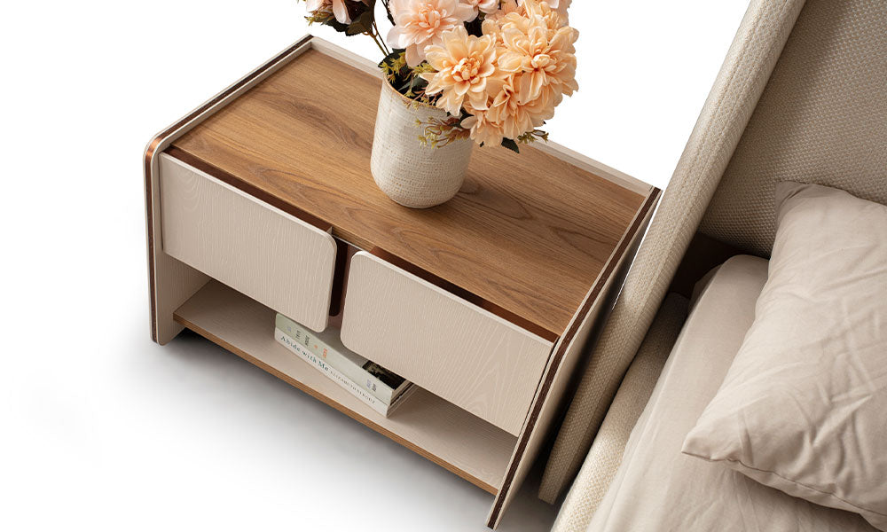 İznik Modern komodinin yatak başında duruşu; ahşap tablalı, bej çekmeceli ve metal şerit detaylı modern tasarım.