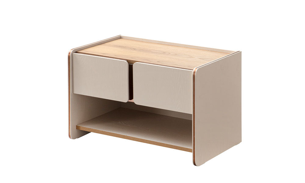 Beyaz arka planda, İznik Modern komodinin iki çekmeceli, açık raflı ve metalik şeritli minimalist tasarımı.