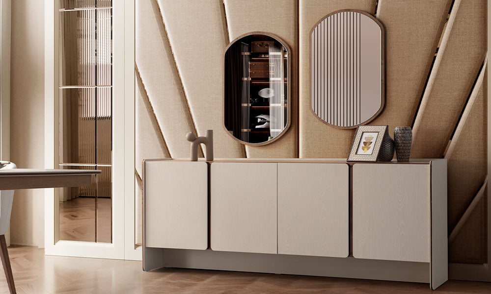 İznik Modern Konsolun lüks bir yemek odasındaki görünümü; dört kapaklı bej gövde, minimalist metal baza ve iki adet asimetrik oval ayna.