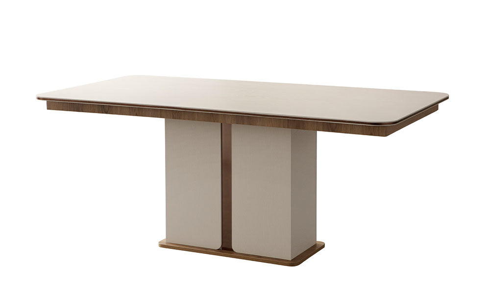 Beyaz arka planda, İznik Modern yemek masasının minimalist ve mimari panel ayaklı tasarımının stüdyo çekimi.