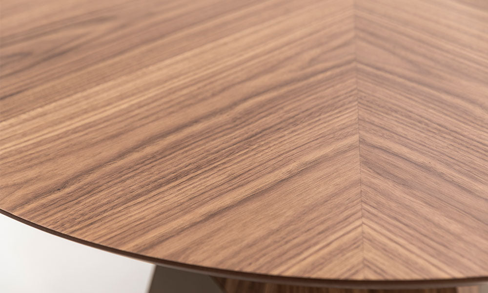 Karesi Modern Mutfak Masasının balıksırtı birleşimli ceviz desenli MDF tabla yüzeyi