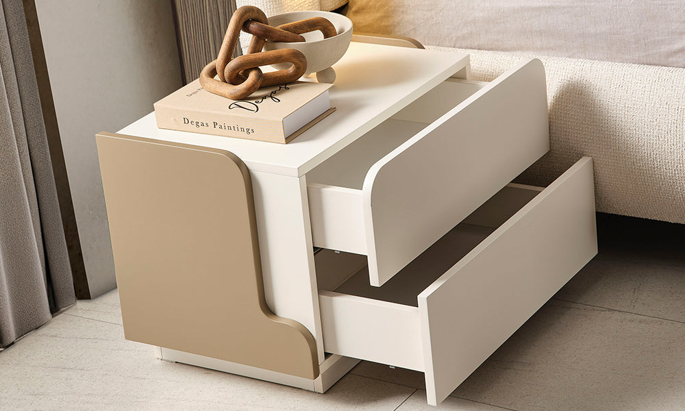 Kristal Modern Komodin iki çekmeceli krem tasarımı, bronz yan paneli ve açık çekmece görünümü