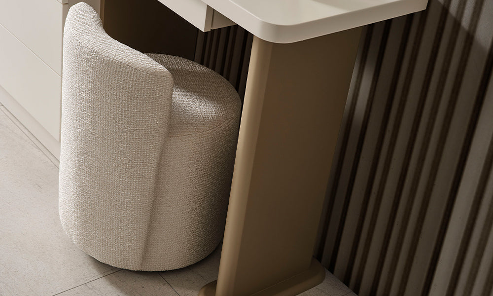 Kristal Modern Şifonyer krem renkli pufu, bronz ayak detayı ve modern tasarım görünümü