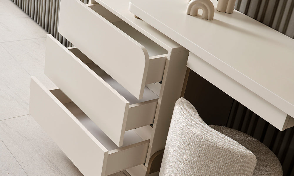 Kristal Modern Şifonyer üç çekmeceli depolama alanı ve krem renkli puf detay görünümü