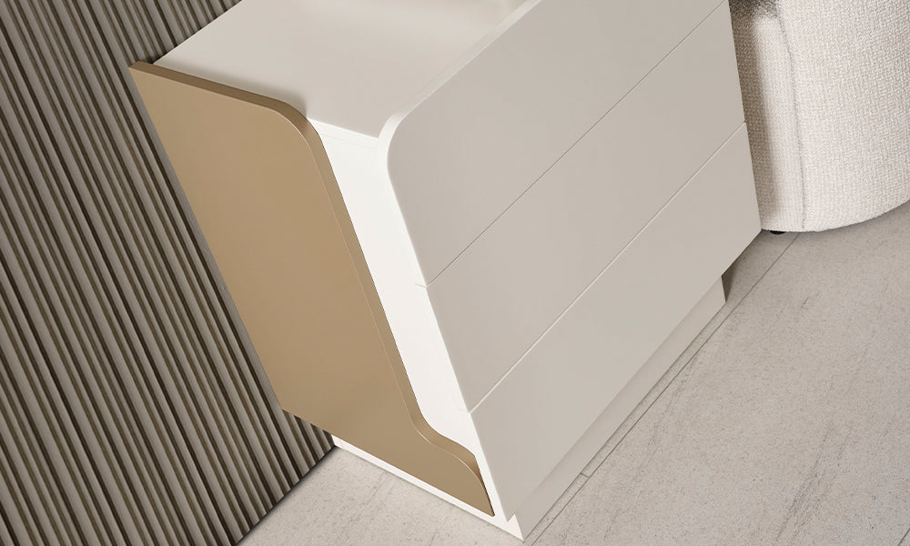 Kristal Modern Şifonyer krem gövdesi, üç çekmecesi ve bronz renkli dekoratif yan paneli