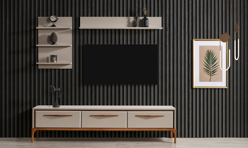 Krem renkli üç çekmeceli Kumsal modern TV ünitesi, duvara monte rafları ve ahşap kulp detaylarıyla önden görünüm