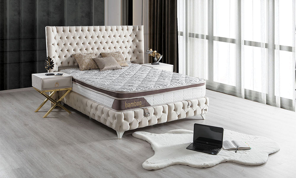 Lamore modern baza başlık yatak seti; krem kapitone döşeme, Bamboo yatak, beyaz komodinler ve aydınlık yatak odasında perspektif görünüm