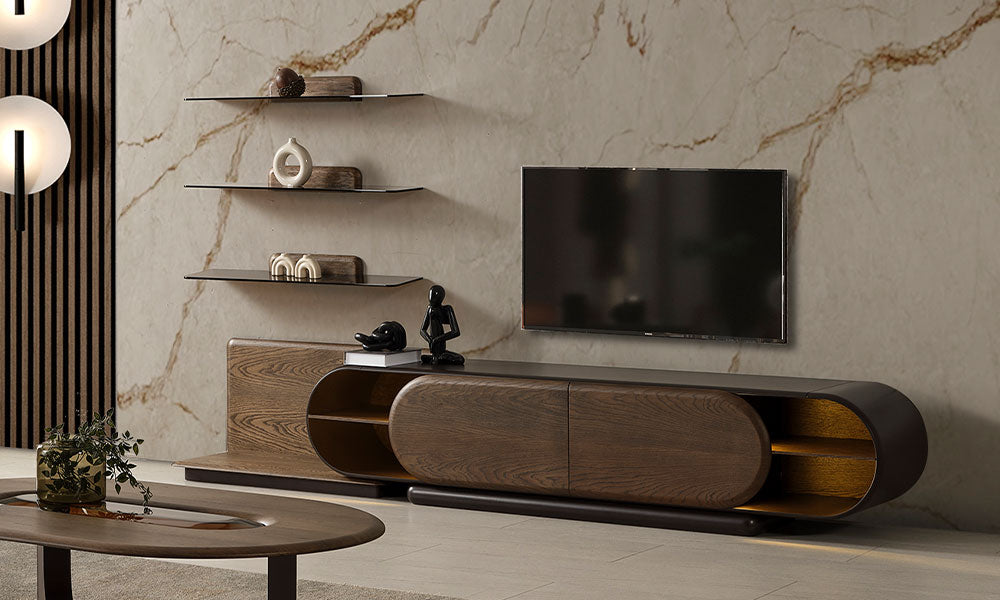 Leonara Modern TV Ünitesi, ceviz renkli oval kapaklı alt modülü, açık yan rafları ve üçlü duvar rafıyla salon görünümü