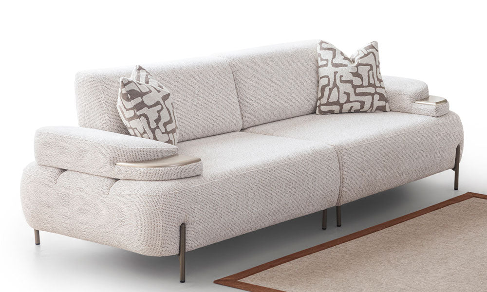 Çapraz açıdan Lima krem üçlü koltuk, desenli kırlentler, dokuma kumaş ve ince metal ayaklar