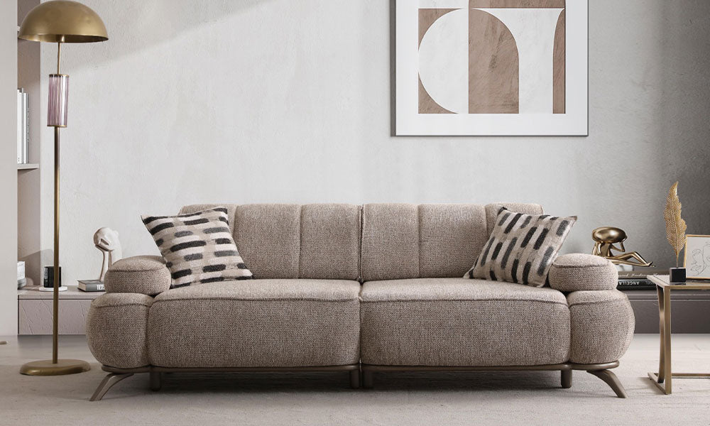 Loren Modern üçlü koltuğun bukle kumaş dokusu, metalik detayları ve minimalist çizgileriyle modern bir ortamdaki kapalı duruşu.